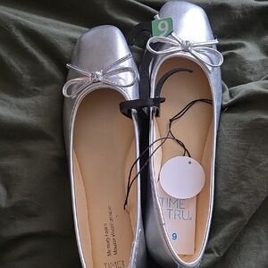 Time and Tru Silver Flats with Bow